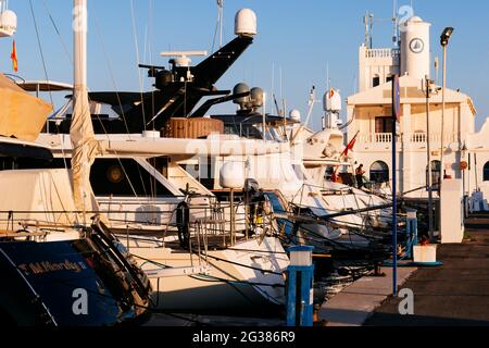 Puerto Marina, schöner Yachthafen mit Luxusyachten und Motorbooten in der touristischen Küstenstadt Benalmádena, Málaga, Costa del Sol, Andalucía, Spanien Stockfoto