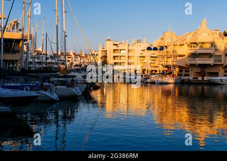 Puerto Marina, schöner Yachthafen mit Luxusyachten und Motorbooten in der touristischen Küstenstadt Benalmádena, Málaga, Costa del Sol, Andalucía, Spanien Stockfoto