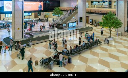 Baku, Aserbaidschan - Juli 2019: Ankommende Passagiere, die ihr Gepäck am Heydar Aliyev Flughafen abholen Stockfoto