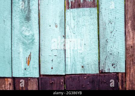 Vintage leuchtend blaue und braune Planken mit Holzkörnern und Nägeln bilden den hölzernen Hintergrund. Rustikale Strukturtapete. Stockfoto