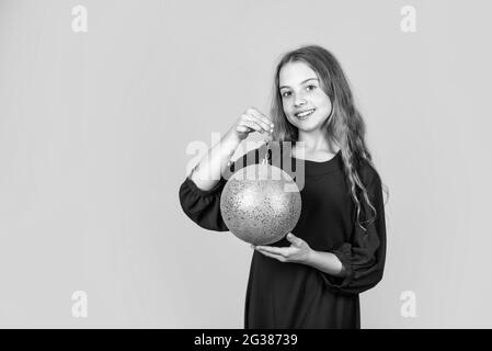 Bereiten Sie Dekorationen im Voraus vor. Mädchen halten goldenen Ball Dekorationen für weihnachtsbaum. Dekoratives Accessoires Shop. Überprüfen Sie Weihnachtsdekorationen Stockfoto