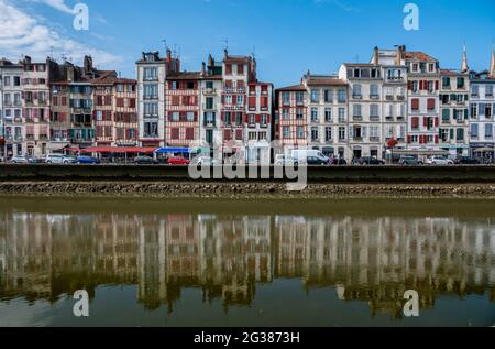 Traditionelle Fassaden mit bunten Fenstern in Bayonne, Baskenland, Frankreich Stockfoto