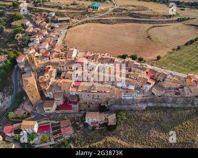 Luftaufnahme des kleinen spanischen Dorfes namens Baldellou Stockfoto