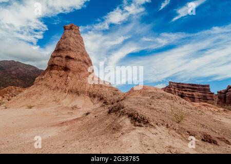 Felsformation namens Obelisco in Quebrada de Cafayate, Argentinien. Nationalpark Quebrada de las Conchas. Stockfoto