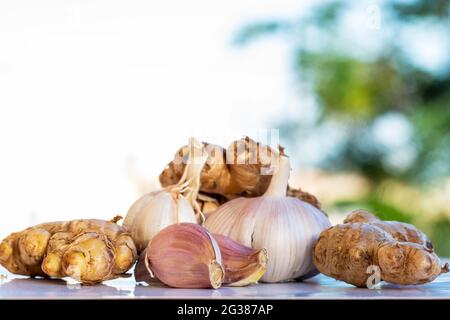 Frischer Bio-Knoblauch und Ingwerwurzeln. Stockfoto