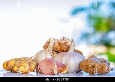 Frischer Bio-Knoblauch und Ingwerwurzeln. Stockfoto