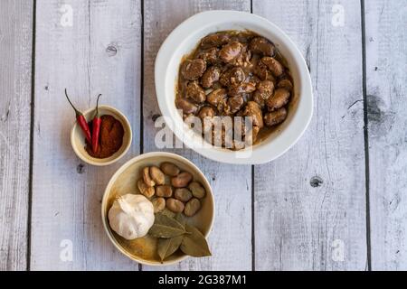 Michirones, ein typisches Gericht der Gastronomie der Region Murcia, Eintopf aus getrockneten Saubohnen, der hinzugefügt wird, Schinkenknochen, Chorizo Stockfoto