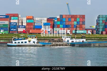 Frachtschifffahrt in Rotterdam Hafen, Niederlande Stockfoto