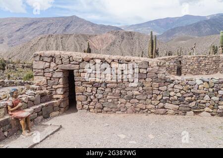 Ruinen der präkolumbianischen Festung Pucara in der Nähe des Dorfes Tilcara im Tal Quebrada de Humahuaca, Argentinien Stockfoto