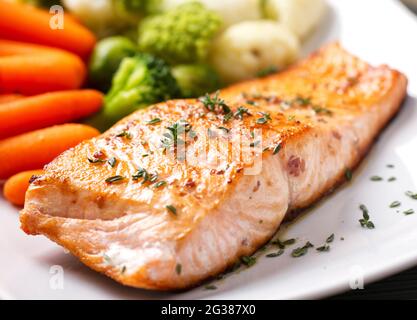 Lachsfilet mit gemischtem gedämpftem Gemüse. Hochwertige Fotos. Stockfoto