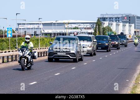 Abschnitt der Autokolonne für US-Präsident Joe Biden am Flughafen London Heathrow, Großbritannien, der zum Weitertransport zur Queen Elizabeth II eintrifft Stockfoto