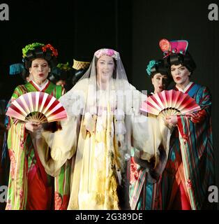 Butterfly tritt mit Freunden ein: Judith Howarth (CIO-CIO-San / Madame Butterfly) in MADAME BUTTERFLY von Puccini an der English National Opera (ENO), London Coliseum, London WC2 31/01/2008 Musik: Giacomo Puccini Libretto: Luigi Illica und Giuseppe Giacosa Dirigent: David Parry Bühnenbild: Michael Levine Kostüme: Han Feng Beleuchtung: Peter Mumford Associate/Revival Director & Choreographer: Carolyn Choa Originalregisseur: Anthony Minghella Stockfoto