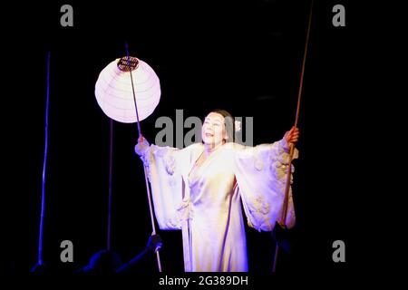 Judith Howarth (CIO-CIO-San / Madame Butterfly) in MADAME BUTTERFLY von Puccini an der English National Opera (ENO), London Coliseum, London WC2 31/01/2008 Musik: Giacomo Puccini Libretto: Luigi Illica und Giuseppe Giacosa Dirigent: David Parry Bühnenbild: Michael Levine Kostüme: Han Feng Beleuchtung: Peter Mumford Mitarbeiter/Revival Regisseur & Choreograph: Carolyn Choa Originalregisseur: Anthony Minghella Stockfoto