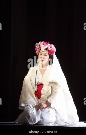 Judith Howarth (CIO-CIO-San / Madame Butterfly) in MADAME BUTTERFLY von Puccini an der English National Opera (ENO), London Coliseum, London WC2 10/06/2009 Musik: Giacomo Puccini Libretto: Luigi Illica und Giuseppe Giacosa Dirigent: Edward Gardner Bühnenbild: Michael Levine Kostüme: Han Feng Beleuchtung: Peter Mumford Mitarbeiter/Revival Regisseur & Choreograph: Carolyn Choa Originalregisseur: Anthony Minghella Stockfoto