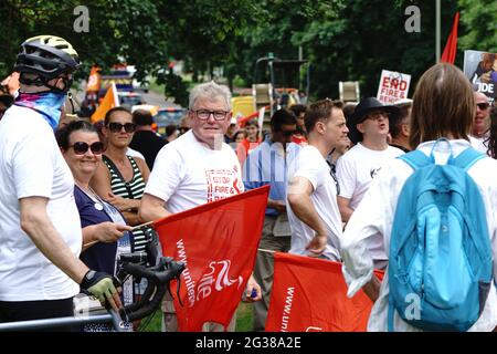 Mitarbeiter von JDE (Kenco Coffee) und Mitglieder der Gewerkschaft protestieren gemeinsam gegen das Feuer und führen Kündigungserklärungen wieder ein. Juni 2021. Banbury, Oxfordshire. Stockfoto