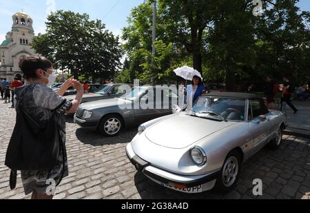 Sofia, Bulgarien - 12. Juni 2021: Parade alter Retro-Autos bei der Spring Retro Parade in Sofia, Bulgarien Stockfoto