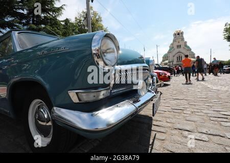 Sofia, Bulgarien - 12. Juni 2021: Parade alter Retro-Autos bei der Spring Retro Parade in Sofia, Bulgarien Stockfoto