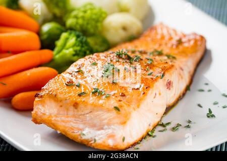 Lachsfilet mit gemischtem gedämpftem Gemüse. Hochwertige Fotos. Stockfoto