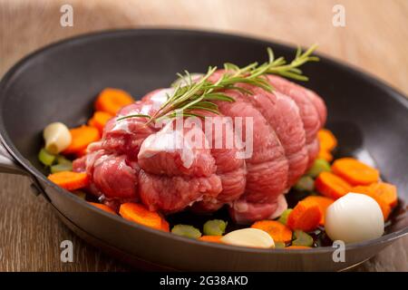 Rohes Rindfleisch in einer Pfanne rösten. Hochwertige Fotos. Stockfoto