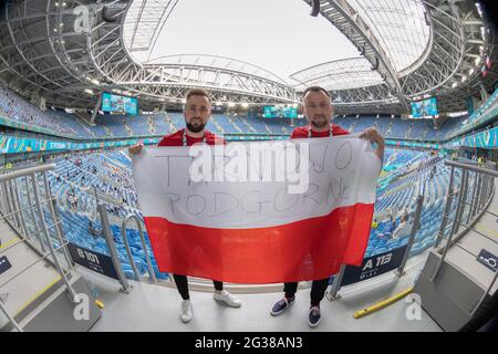 SANKT PETERSBURG, RUSSLAND - 14. JUNI: Polen-Fans im Stadion vor dem UEFA Euro 2020 Championship Group E Spiel zwischen Polen und der Slowakei im Sankt Petersburg Stadion am 14. Juni 2021 in Sankt Petersburg, Russland. (Foto nach MB-Medien) Stockfoto