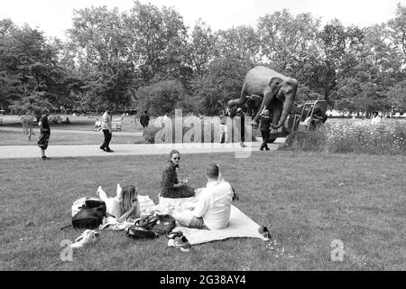 100 Elefantenskulpturen, die 5 Jahre in Anspruch genommen haben, wurden in Londoner Parks transportiert - hier kommt man im St James's Park an Stockfoto