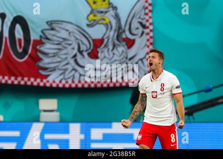 14. Juni 2021, Russland, St. Petersburg: Fußball: Europameisterschaft, Polen - Slowakei, Vorrunde, Gruppe E, Matchday 1 im St. Petersburg Stadium. Polens Karol Linetty feiert sein Ziel, es 1:1 zu schaffen.wichtig: Nur für redaktionelle Nachrichtenberichterstattung. Ohne vorherige schriftliche Genehmigung der UEFA nicht für kommerzielle oder Marketingzwecke verwendet. Bilder müssen als Standbilder erscheinen und dürfen keine Matchaction-Videoaufnahmen emulieren. Fotos, die in Online-Publikationen veröffentlicht werden (ob über das Internet oder anderweitig), müssen zwischen der Veröffentlichung mindestens 20 Sekunden lang liegen. Foto: Ig Stockfoto