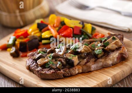 Gegrilltes Beefsteak mit Pilzen und gemischtem Gemüse. Stockfoto