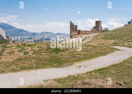 Die Ruinen der alten genuesischen Festung in der Nähe der Stadt Sudak auf der Krim Stockfoto