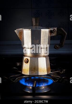 Espresso-Kaffeekocher auf Gaskochfeld Stockfoto