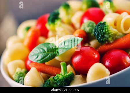 Frischer Nudelsalat mit frischem Gemüse. Hochwertige Fotos Stockfoto