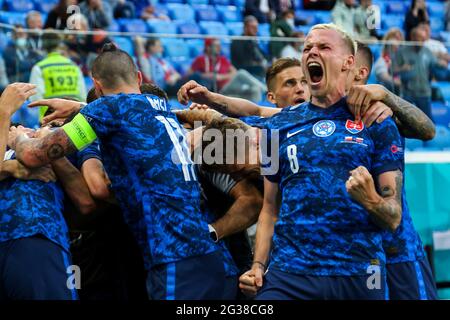 14. Juni 2021, Russland, St. Petersburg: Fußball: Europameisterschaft, Polen - Slowakei, Vorrunde, Gruppe E, Spieltag 1 im St. Petersburger Stadion. Der slowakische Ondrej Duda (r) feiert sein Ziel, 1:2 zu erreichen.wichtig: Nur für redaktionelle Nachrichtenberichterstattung. Ohne vorherige schriftliche Genehmigung der UEFA nicht für kommerzielle oder Marketingzwecke verwendet. Bilder müssen als Standbilder erscheinen und dürfen keine Matchaction-Videoaufnahmen emulieren. Fotos, die in Online-Publikationen veröffentlicht werden (ob über das Internet oder anderweitig), müssen zwischen der Veröffentlichung mindestens 20 Sekunden lang liegen. Foto Stockfoto