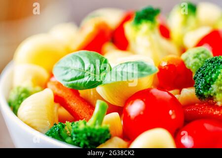 Frischer Nudelsalat mit frischem Gemüse. Hochwertige Fotos Stockfoto