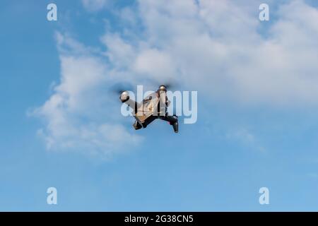 Kiew, Ukraine - 26. April 2021: Eine neue DJI FPV-Drohne fliegt an einem sonnigen Tag vor Himmel. Stockfoto