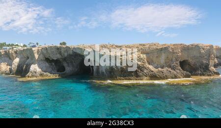Felsklippen und azurblaues Meerwasser in der Nähe der Halbinsel Cavo Greko. Ayia Napa, Zypern.
