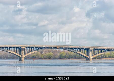 Brücke Metro über den Fluss Dnipro in Kiew, Ukraine. Stockfoto