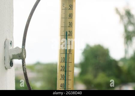 Außen-Thermometer auf dem Fenster Nahaufnahme auf Himmel Hintergrund Stockfoto