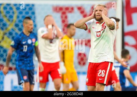 14. Juni 2021, Russland, St. Petersburg: Fußball: Europameisterschaft, Polen - Slowakei, Vorrunde, Gruppe E, Spieltag 1 im St. Petersburger Stadion. Der polnische Tymoteusz Puchacz (r)enttäuscht.wichtig: Nur für redaktionelle Nachrichtenberichterstattung. Ohne vorherige schriftliche Genehmigung der UEFA nicht für kommerzielle oder Marketingzwecke verwendet. Bilder müssen als Standbilder erscheinen und dürfen keine Matchaction-Videoaufnahmen emulieren. Fotos, die in Online-Publikationen veröffentlicht werden (ob über das Internet oder anderweitig), müssen zwischen der Veröffentlichung mindestens 20 Sekunden lang liegen. Foto: Igor Russak/dpa Stockfoto