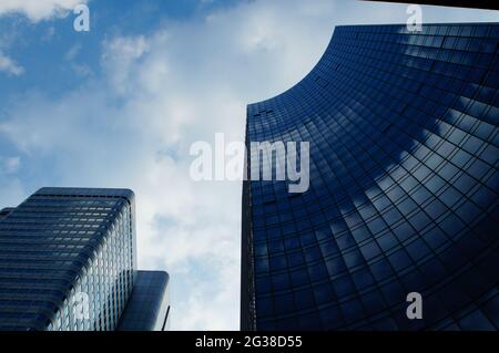 Silver Tower und Skyper strecken sich gegen den blau-weißen Himmel in Frankfurt aus. Stockfoto