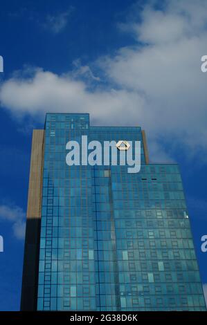 FRANKFURT, DEUTSCHLAND - 10. Jun 2021: Das Gallileo-Gebäude in Frankfurt. Früher Dresdner Bank, heute Commerzbank. Nicht nur die Fassaden sind aus gla gefertigt Stockfoto