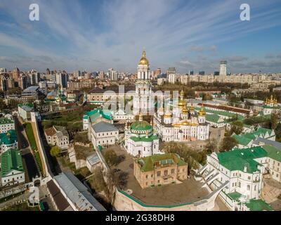 Luftaufnahme von oben mit Drohne von Kiev Pechersk Lavra oder dem Kiewer Höhlenkloster in Kiew, Ukraine. Stockfoto