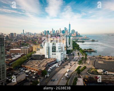 Die Skyline von Manhattan und New York am Hudson River aus der Vogelperspektive. Skyline von New York über dem Pier 55 Stockfoto