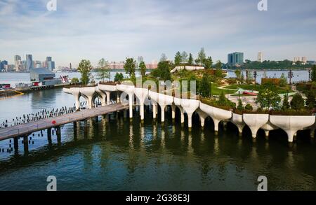 Little Island Park am Pier 55 in New York, ein künstlicher Inselpark am Hudson River westlich von Manhattan in New York City, angrenzend an den Hudson River Pa Stockfoto