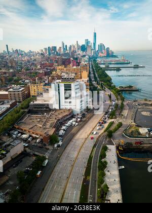 Die Skyline von Manhattan und New York am Hudson River aus der Vogelperspektive. Skyline von New York über dem Pier 55 Stockfoto