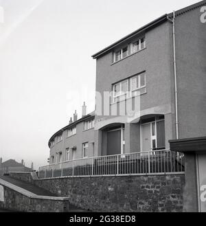 1966, historisch, Außenansicht von kürzlich erbauten kommunalen oder kommunalen Wohnhäusern, Hamilton Terrace, Fife, Schottland. Mit einem Beton- oder Zementaußenrender wurden diese Gebäude im kahlen, so-kllaed 'brutalistischen' Architekturstil gebaut, der in dieser Zeit populär war. Stockfoto