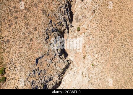 Luftaufnahme von oben durch Drohne der Schlucht auf Kreta. Stockfoto