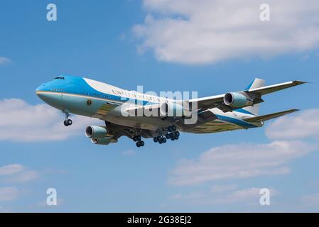 USAF Air Force One Boeing VC-25A-Flugzeug mit US-Präsident Joe Biden, der am Flughafen London Heathrow, Großbritannien, landet, um die Queen zu treffen Stockfoto