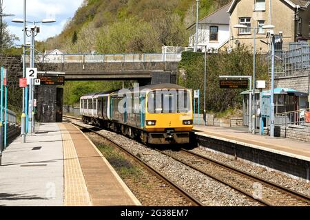 Merthyr Tydfil, Wales - Mai 2021: Pendlerzug bei Ankunft am Bahnhof von Merthyr Wale in Südwales. Die Linie verbindet Merthyr Tydfil mit Cardiff. Stockfoto