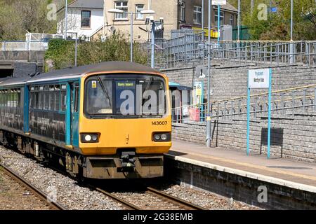 Merthyr Tydfil, Wales - Mai 2021: Pendlerzug bei Ankunft am Bahnhof von Merthyr Wale in Südwales. Die Linie verbindet Merthyr Tydfil mit Cardiff. Stockfoto