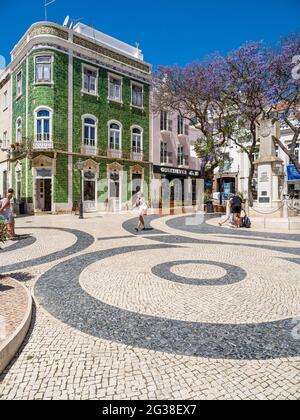 Grün gefliestes Gebäude auf dem Platz in Lagos, Portugal Stockfoto