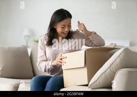 Glücklich aufgeregt Paketempfänger Auspacken empfangen Box Stockfoto